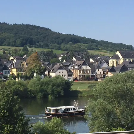 Traumhafte Mit Moselblick 아파트